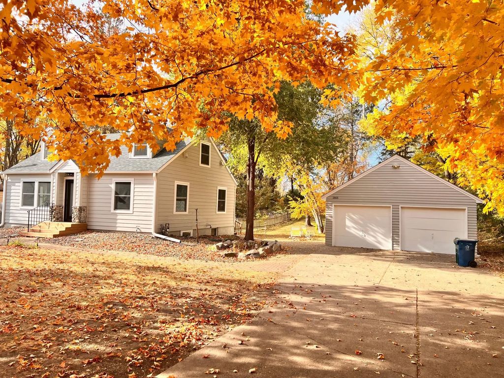 1805 Oakview Lane N, Plymouth