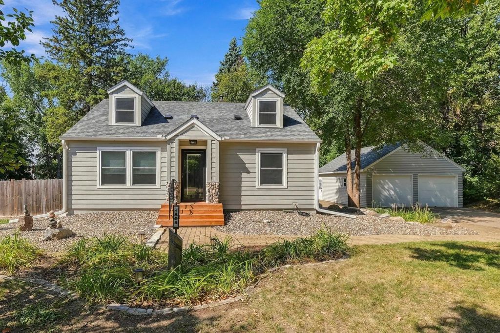 1805 Oakview Lane N, Plymouth