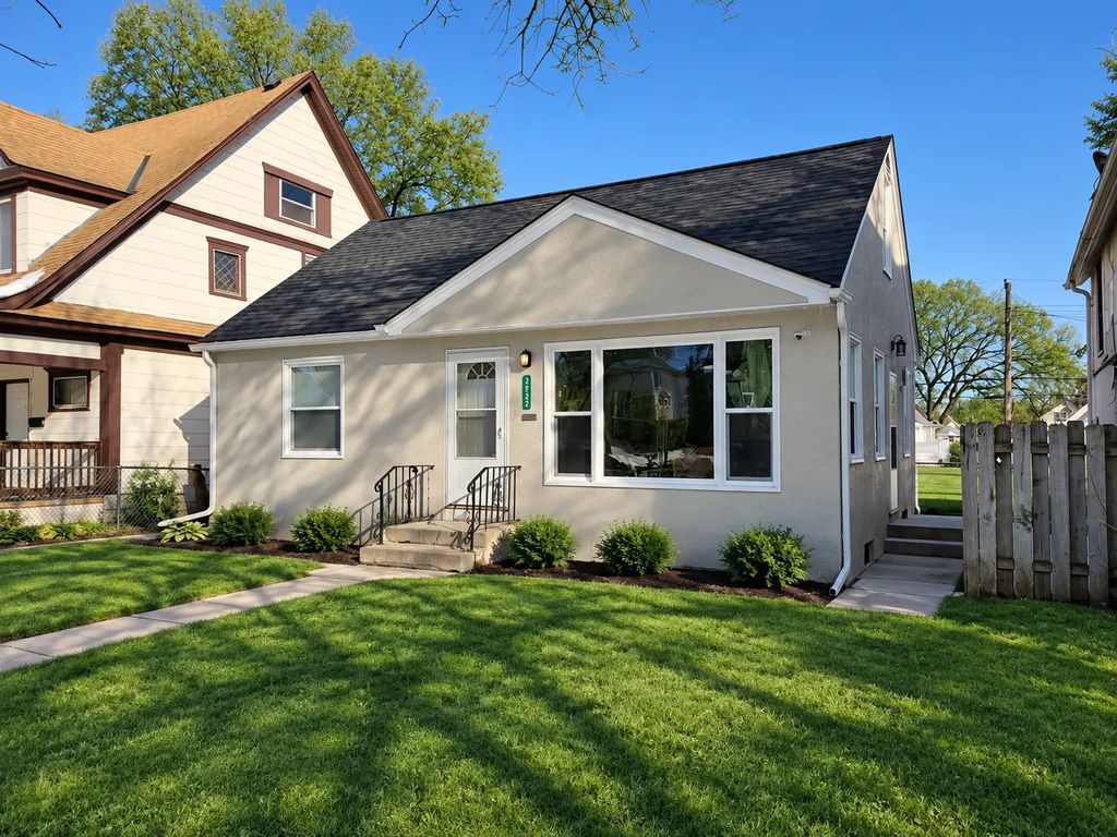 2822 Emerson Avenue N, Minneapolis