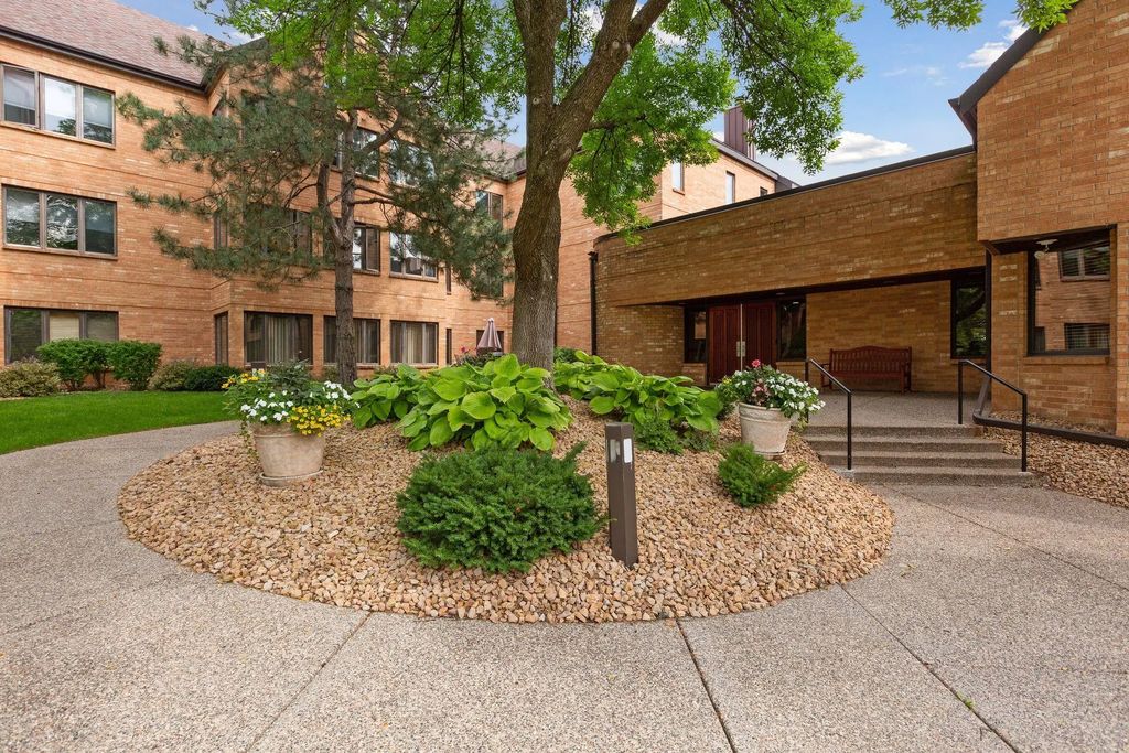 1830 Eagle Ridge Drive 1004, Mendota Heights