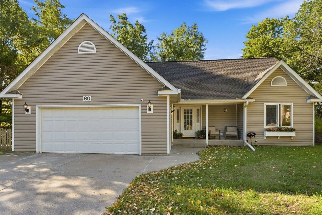 60 Imperial Drive E, West Saint Paul