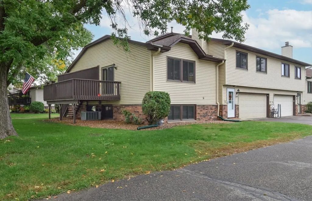 8724 N Maplebrook Circle, Brooklyn Park