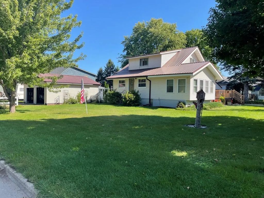 404 1st Street Nw, Grand Meadow