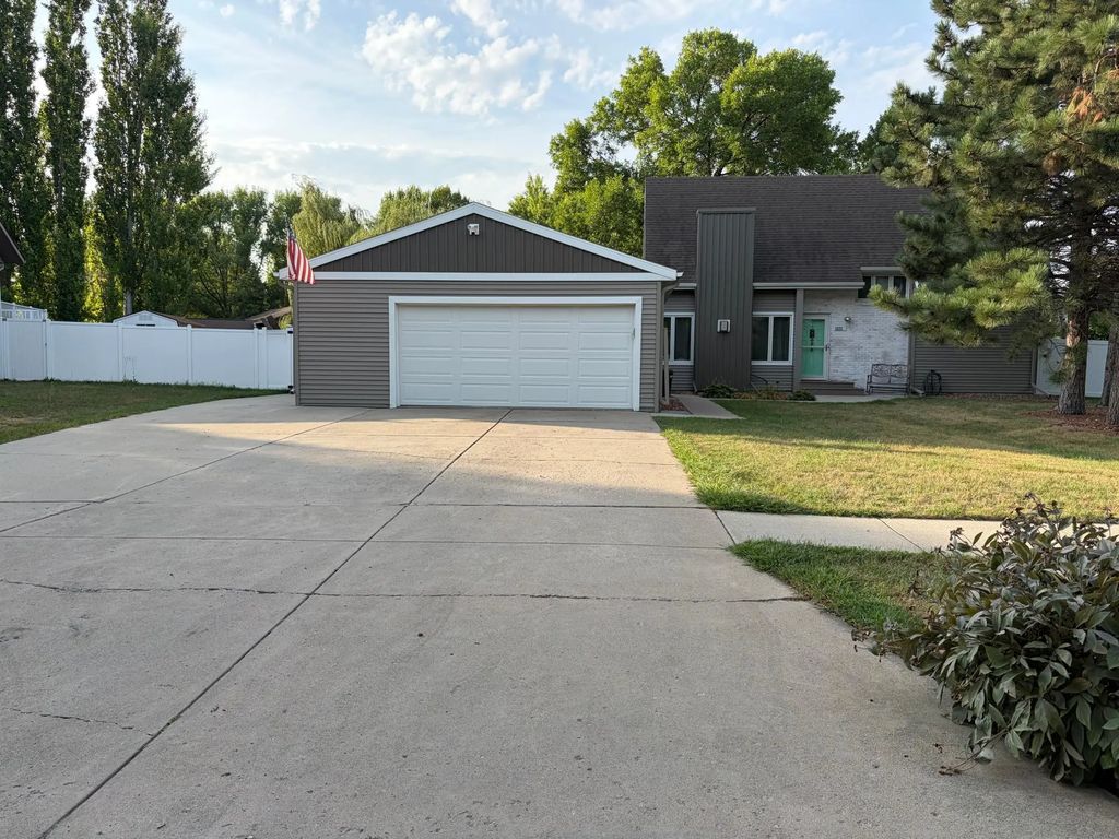 1825 Prairie Lane S, Fargo