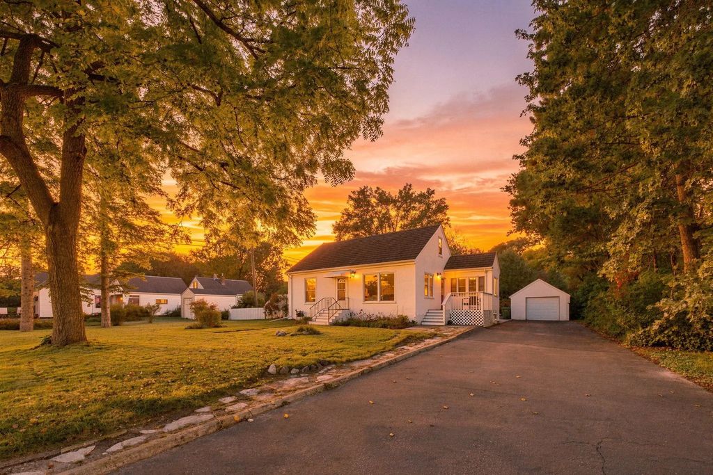 2359 Victoria Street N, Roseville