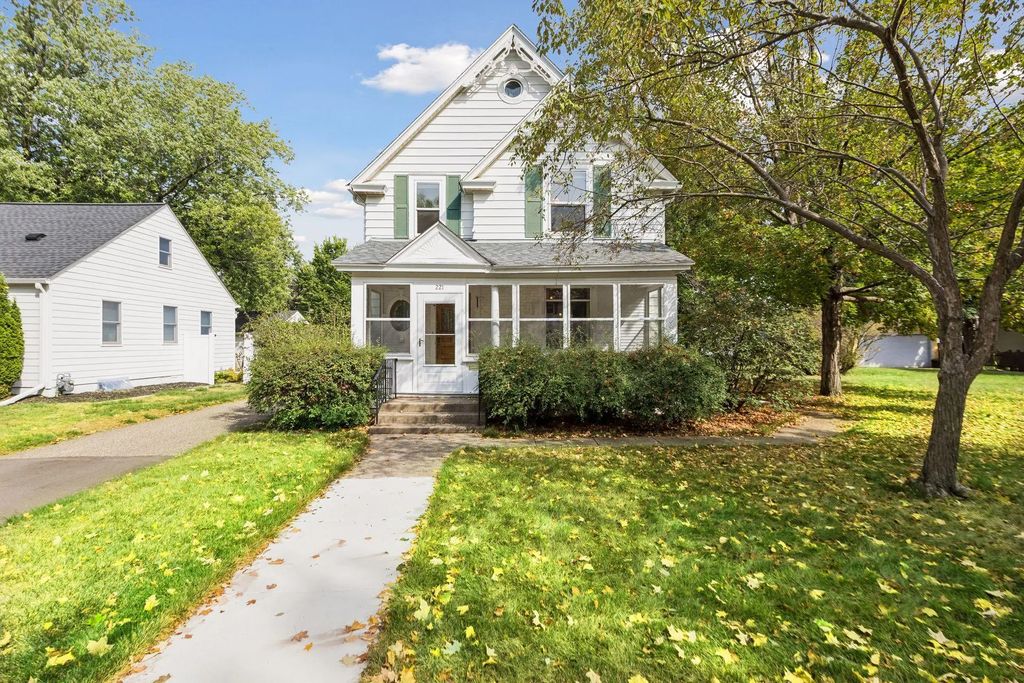 221 11th Avenue N, Hopkins