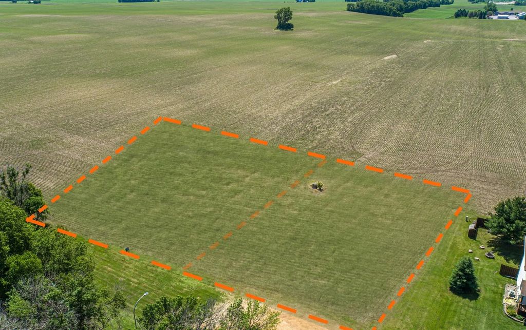 120 & 124 Kaukis Drive, Le Sueur