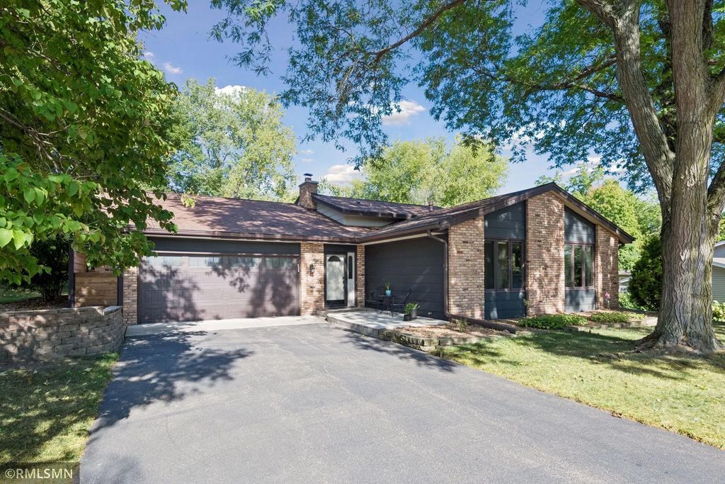 1549 Skyview Drive, Chaska
