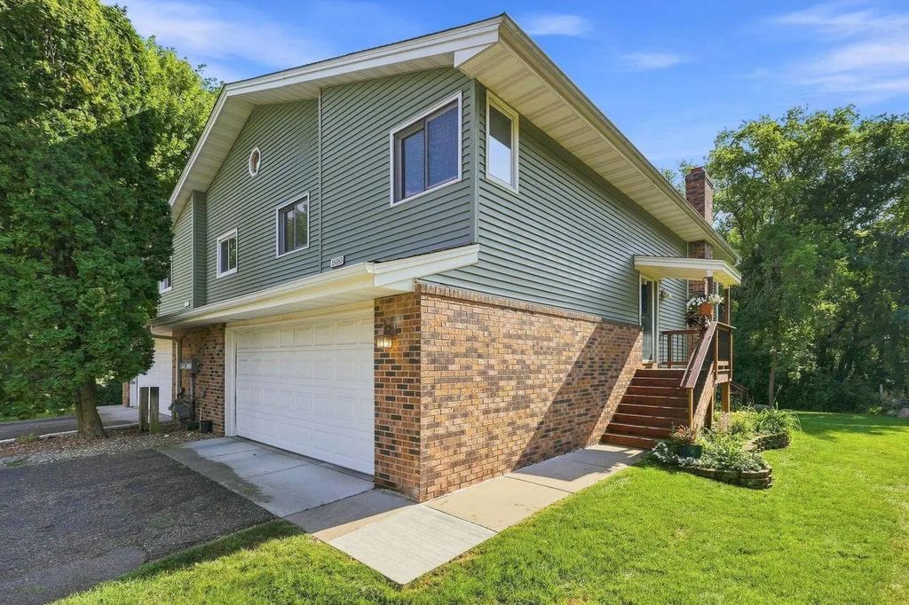 18385 Creeks Bend Drive, Minnetonka