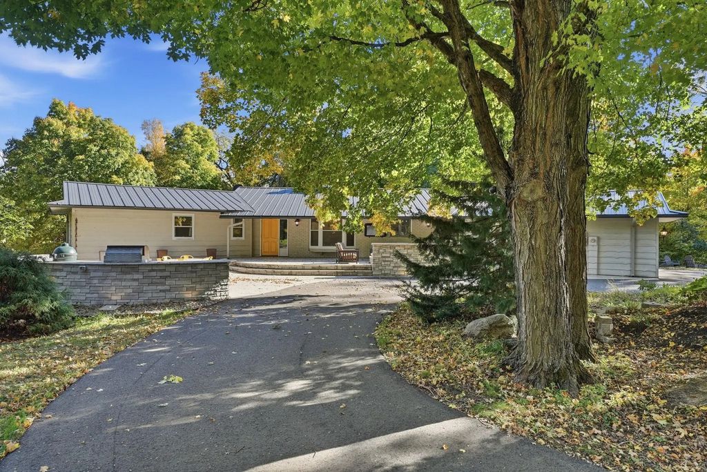 8490 Oak Road, Saint Joseph
