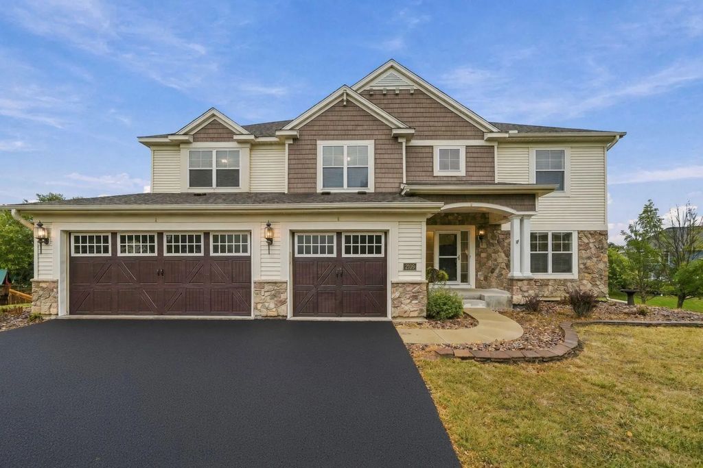 2109 Rockridge Circle, Shakopee