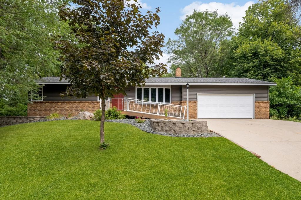 11004 Oak Knoll Terrace N, Minnetonka