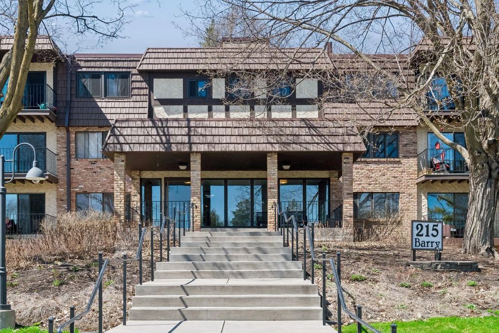 215 Barry Avenue S 202, Wayzata