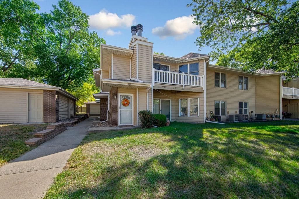 1042 E Travelers Trail, Burnsville