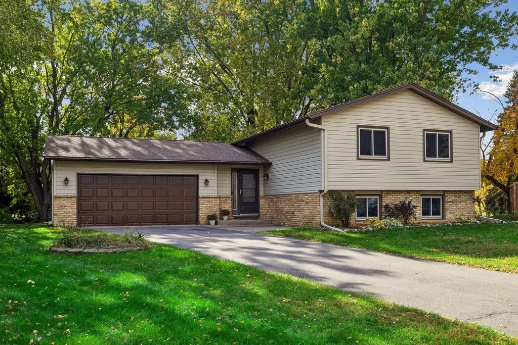 1080 Churchill Circle, Shoreview