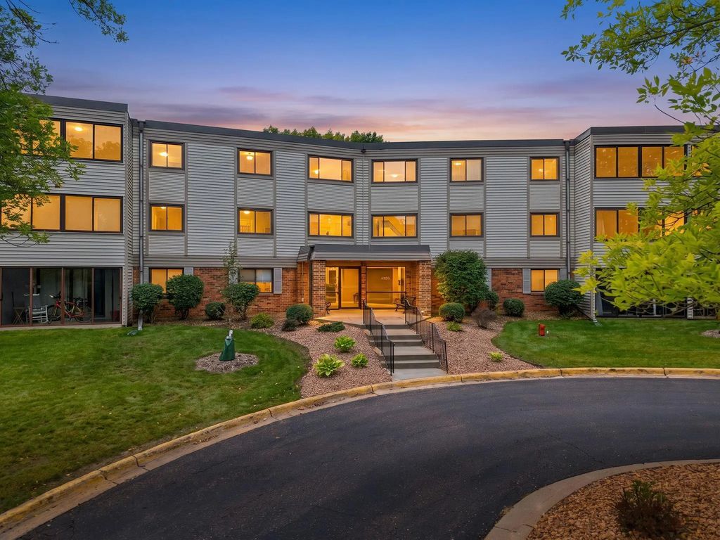 4385 Trenton Lane N 212, Plymouth