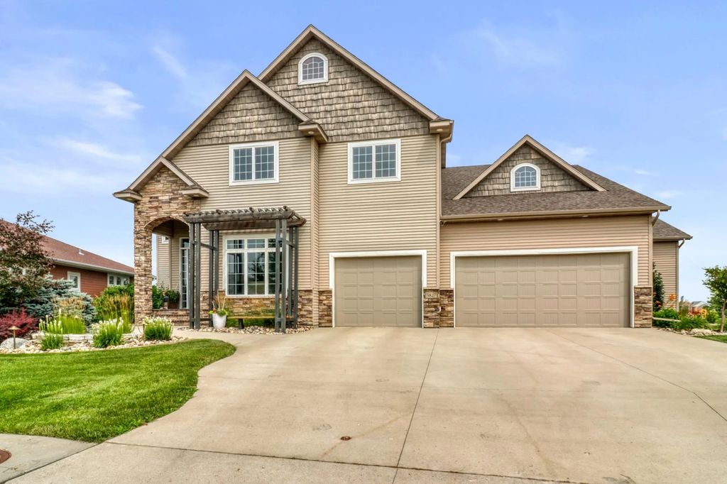 5827 Silverleaf Drive S, Fargo