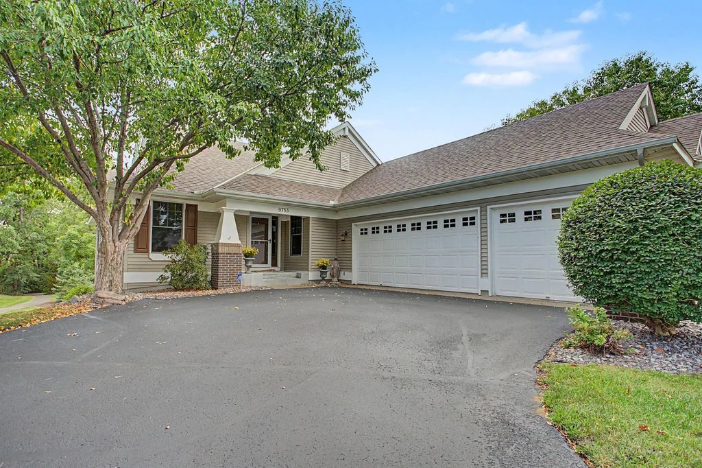 9753 Wedgewood Circle, Woodbury