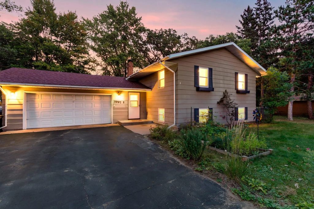 5997 Oak Circle, North Branch