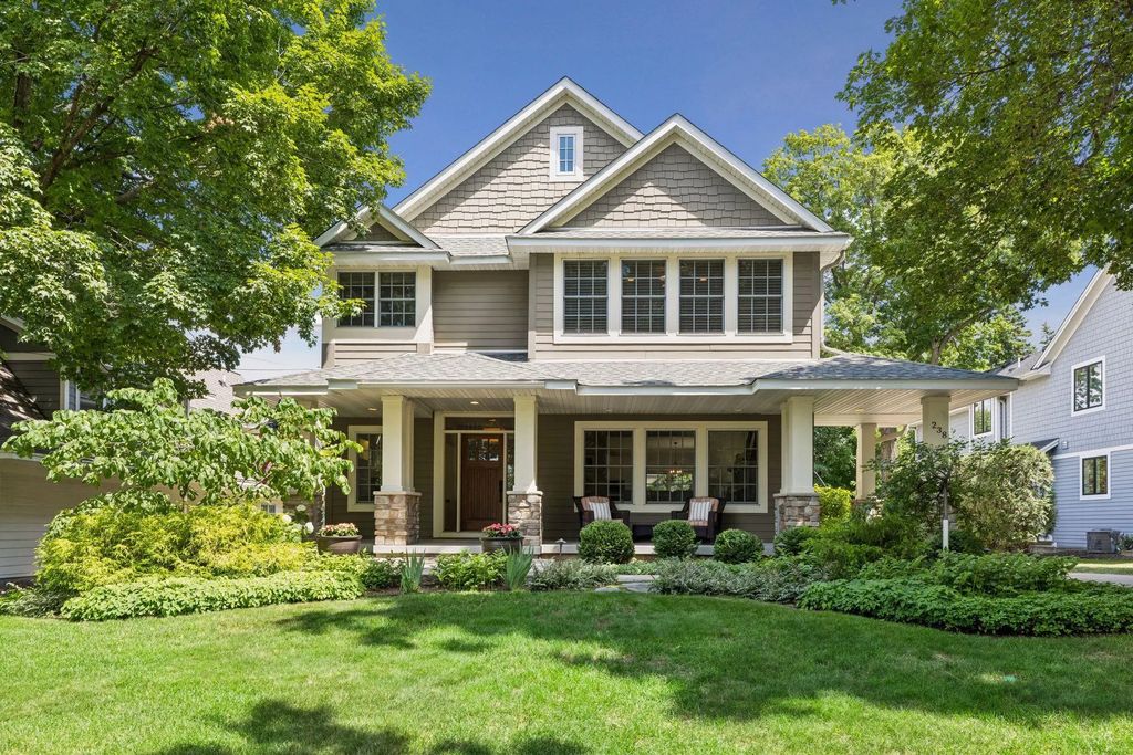 238 Broadway Avenue N, Wayzata