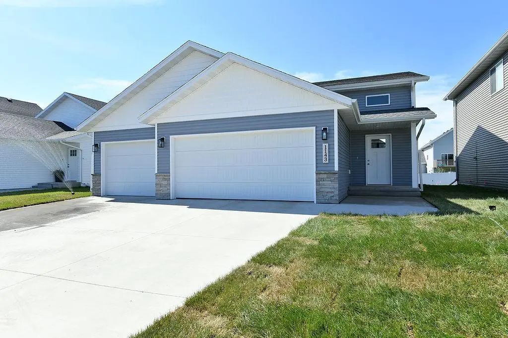 1143 60th Avenue W, West Fargo