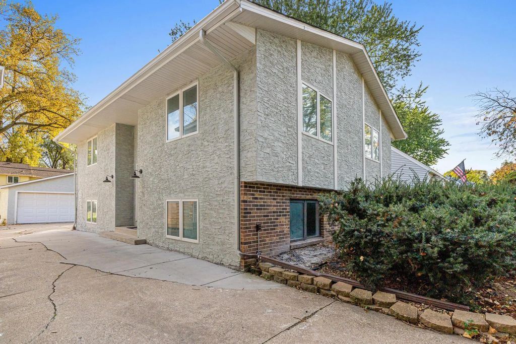 540 Hiawatha Avenue, Mendota Heights