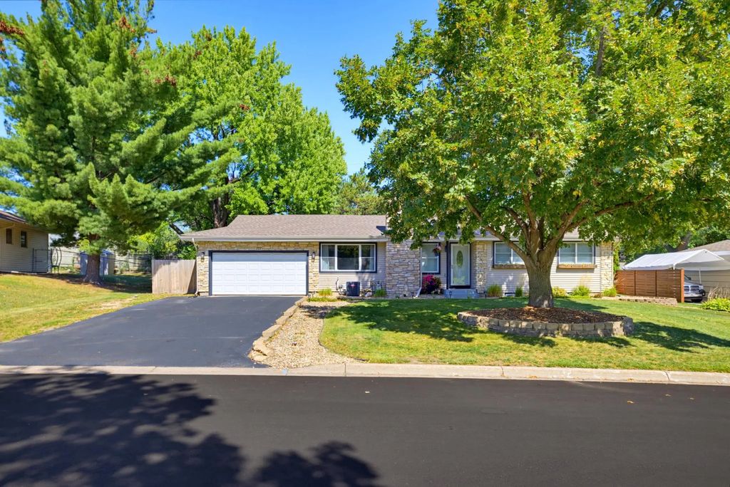 777 Mohican Lane, Mendota Heights