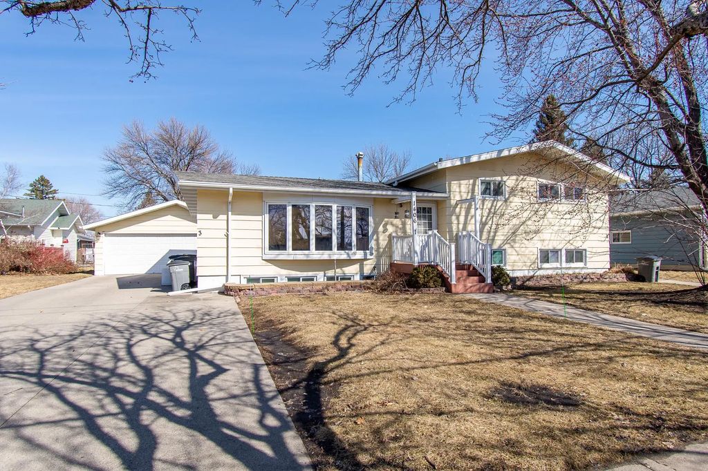 1406 24th Avenue S, Moorhead