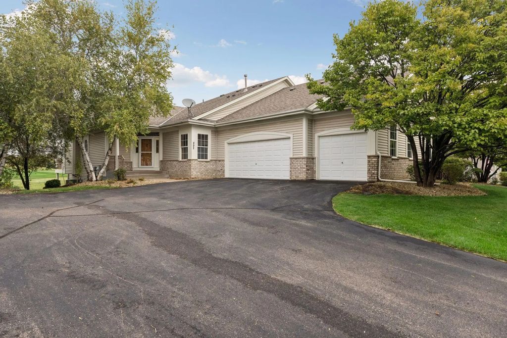 492 Holly Lane N, Oakdale