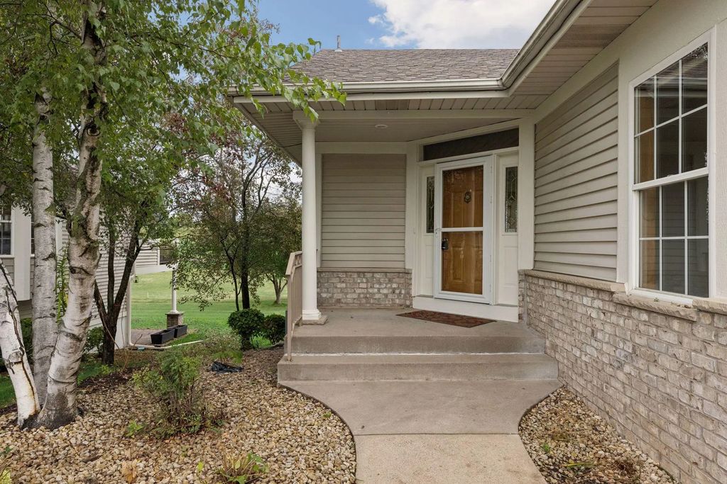 492 Holly Lane N, Oakdale