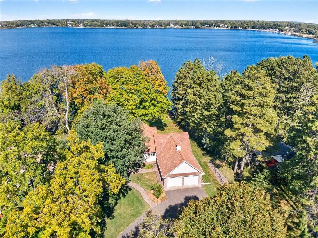 12500 Melody Lane, Lindstrom