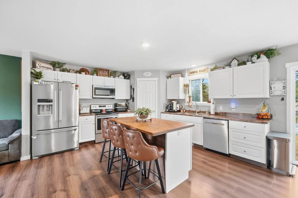 348 1st Avenue S, Motley