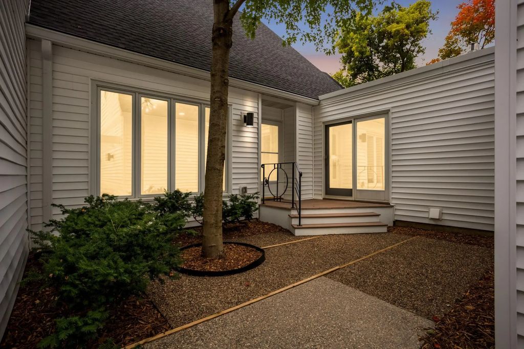 7 Wellesley Place, Edina