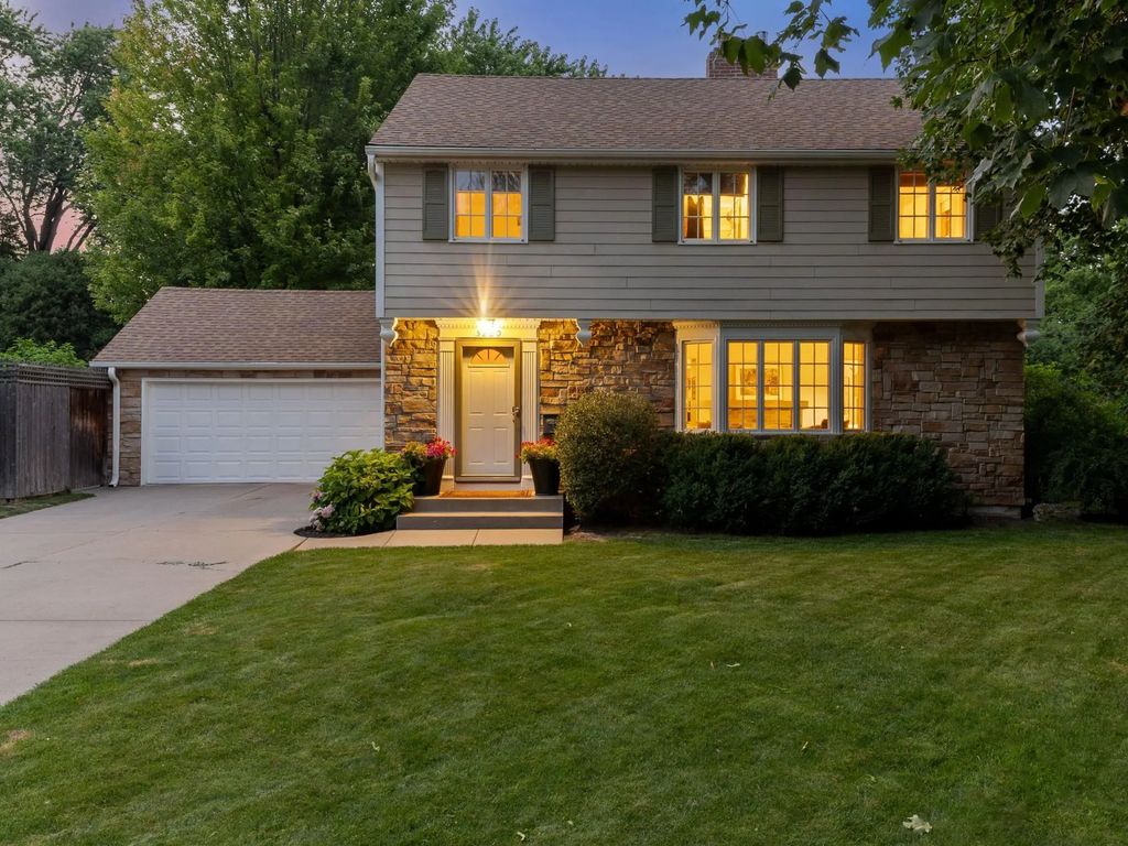 5220 Maddox Lane, Edina