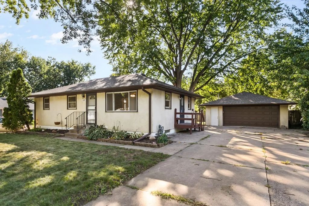 610 Grange Avenue N, Oakdale