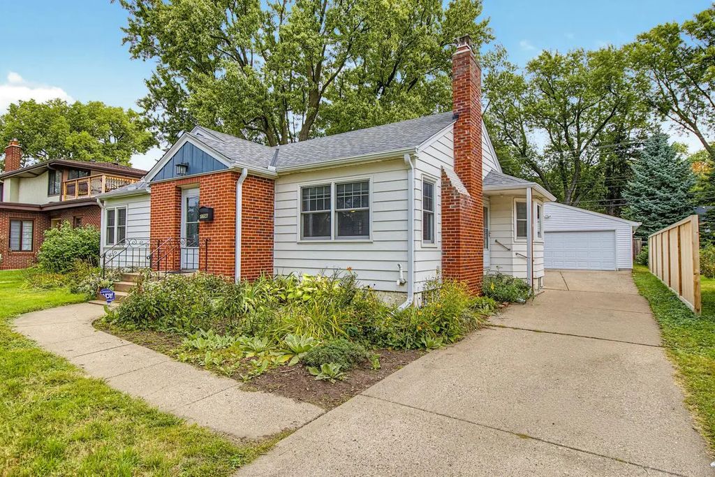 1796 Holton Street, Falcon Heights