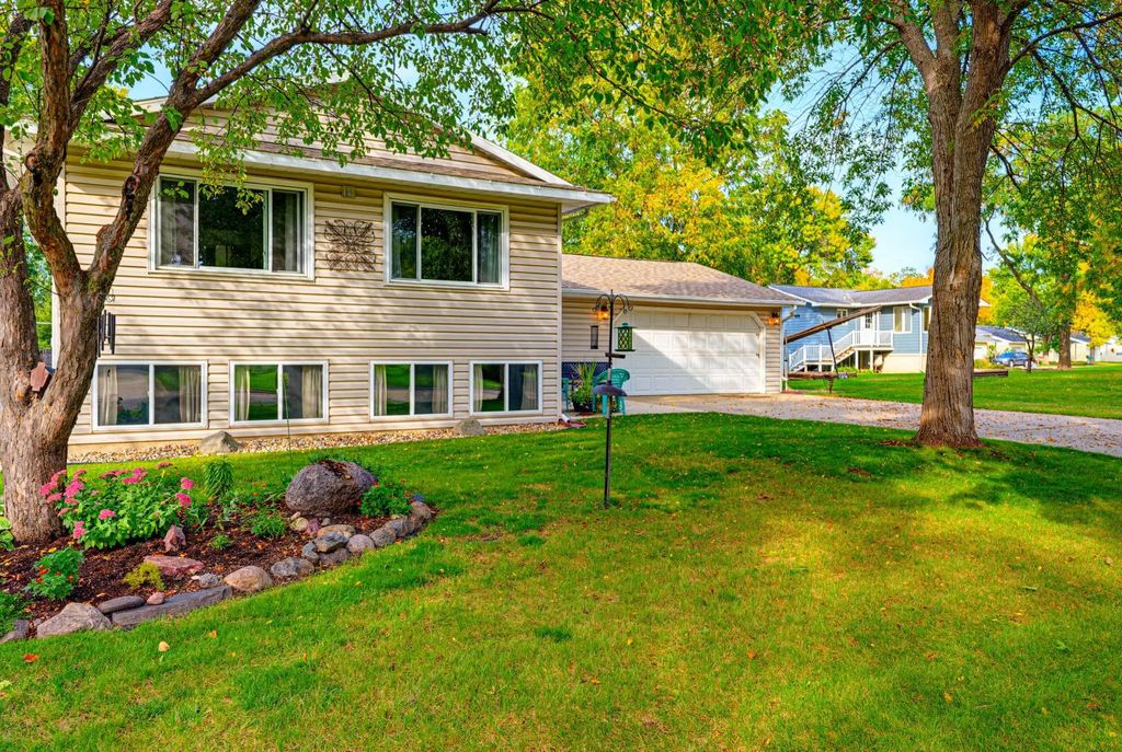 115 E Nelson Street, Litchfield