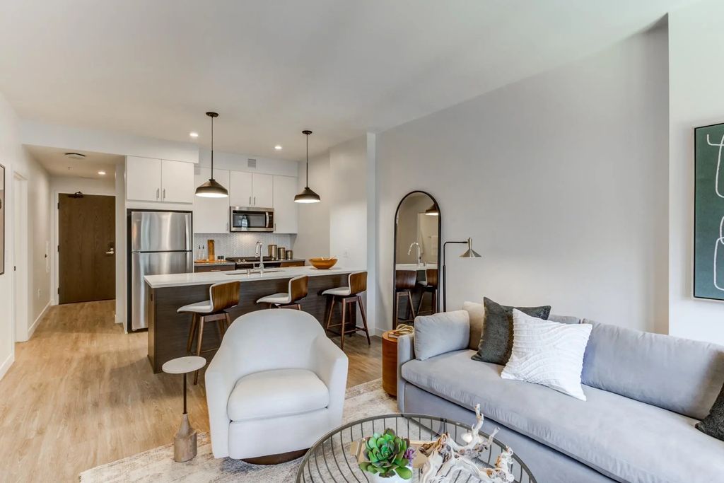 270 Hennepin Avenue 402, Minneapolis