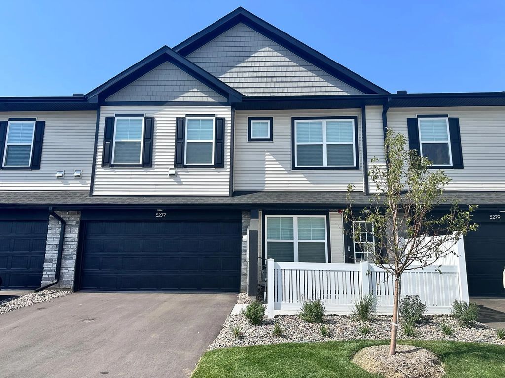 5277 Long Pointe Pass, Woodbury