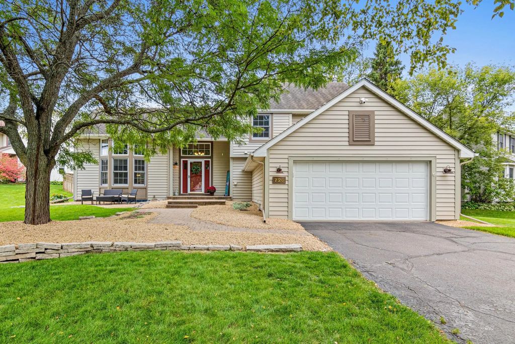 726 Camberwell Drive, Eagan