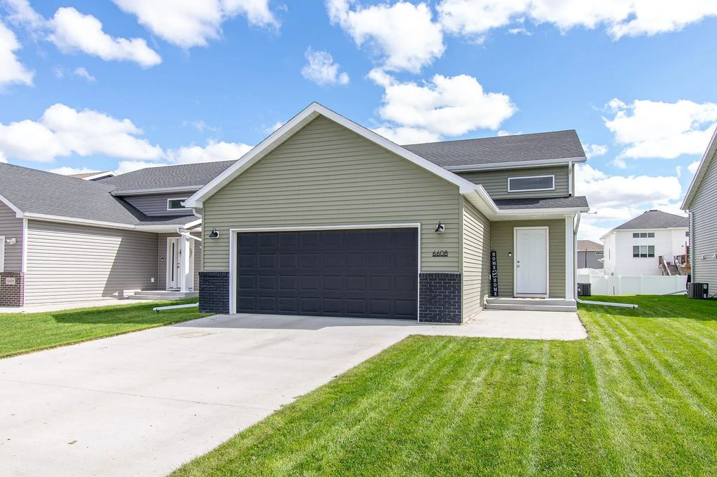 6608 27th Street S, Fargo