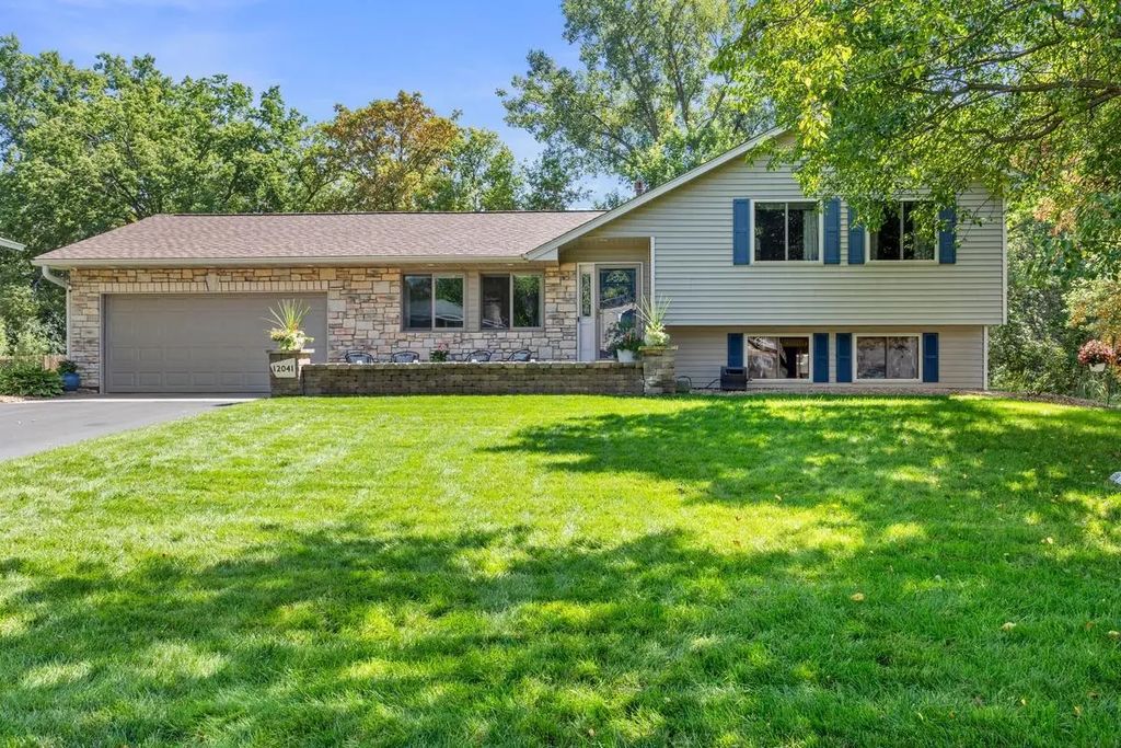 12041 Robin Road, Maple Grove