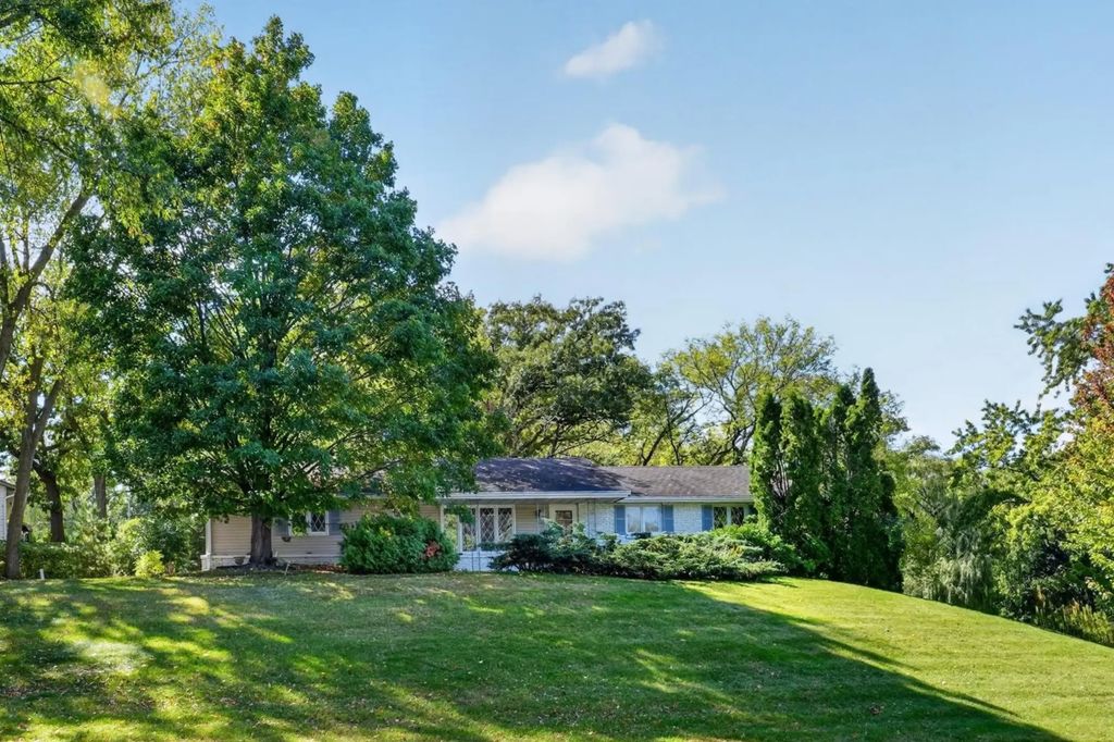 405 Unique Drive, Burnsville