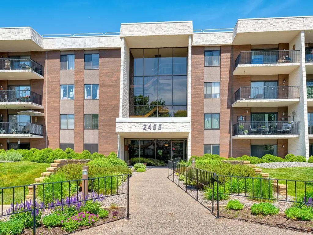 2455 Londin Lane E 322, Maplewood