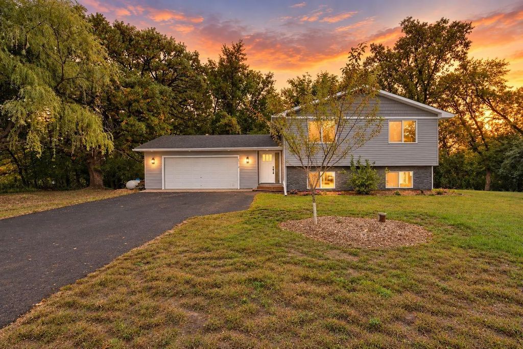 5712 236th Avenue Nw, Saint Francis