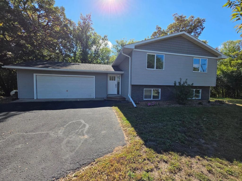 5712 236th Avenue Nw, Saint Francis