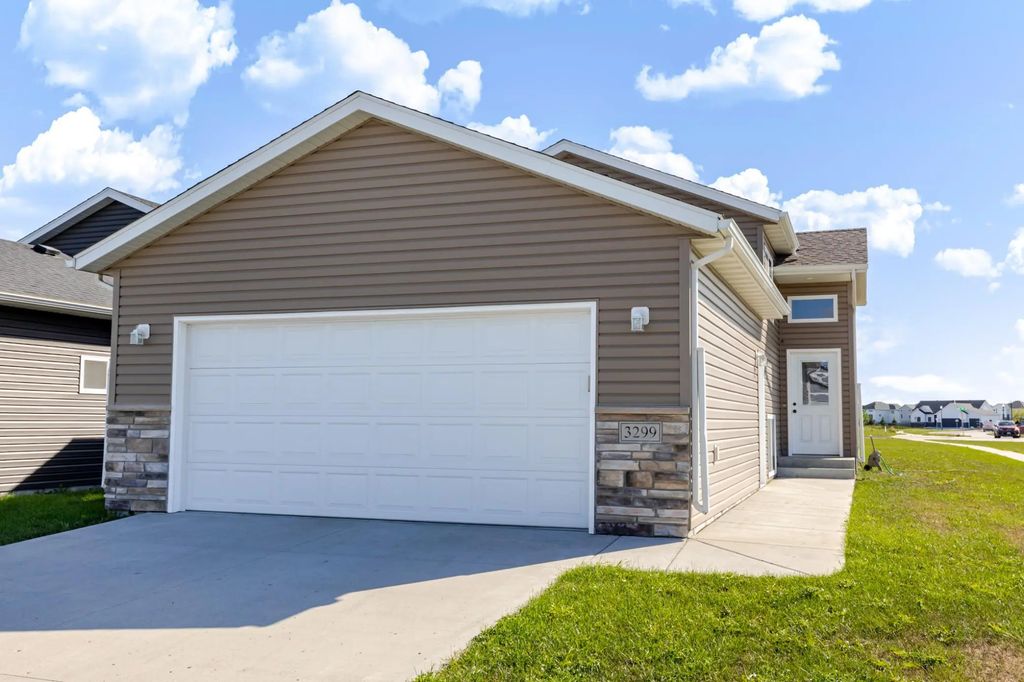3299 Maple Leaf Loop S, Fargo