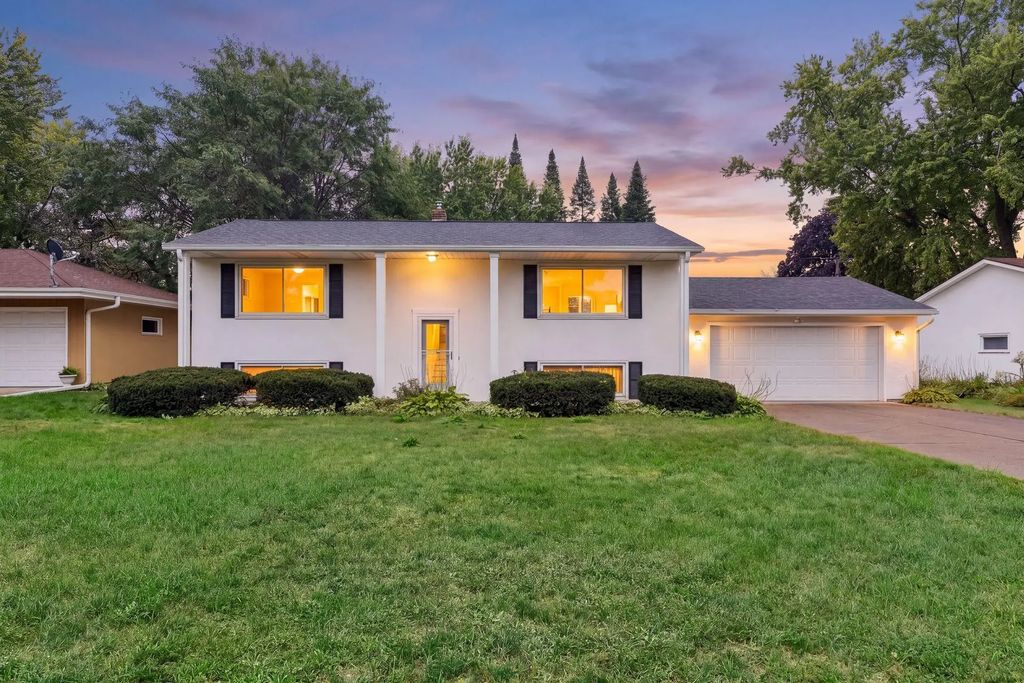 1616 Sandhurst Avenue E, Maplewood