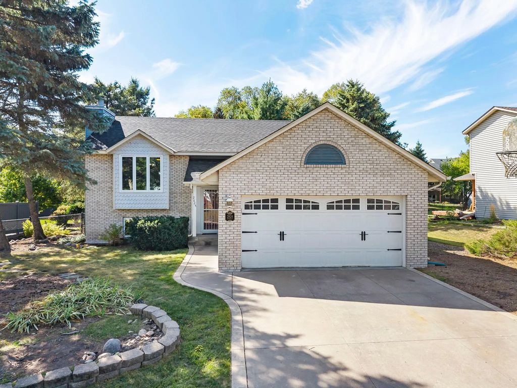 2824 Mckinley Drive, Woodbury