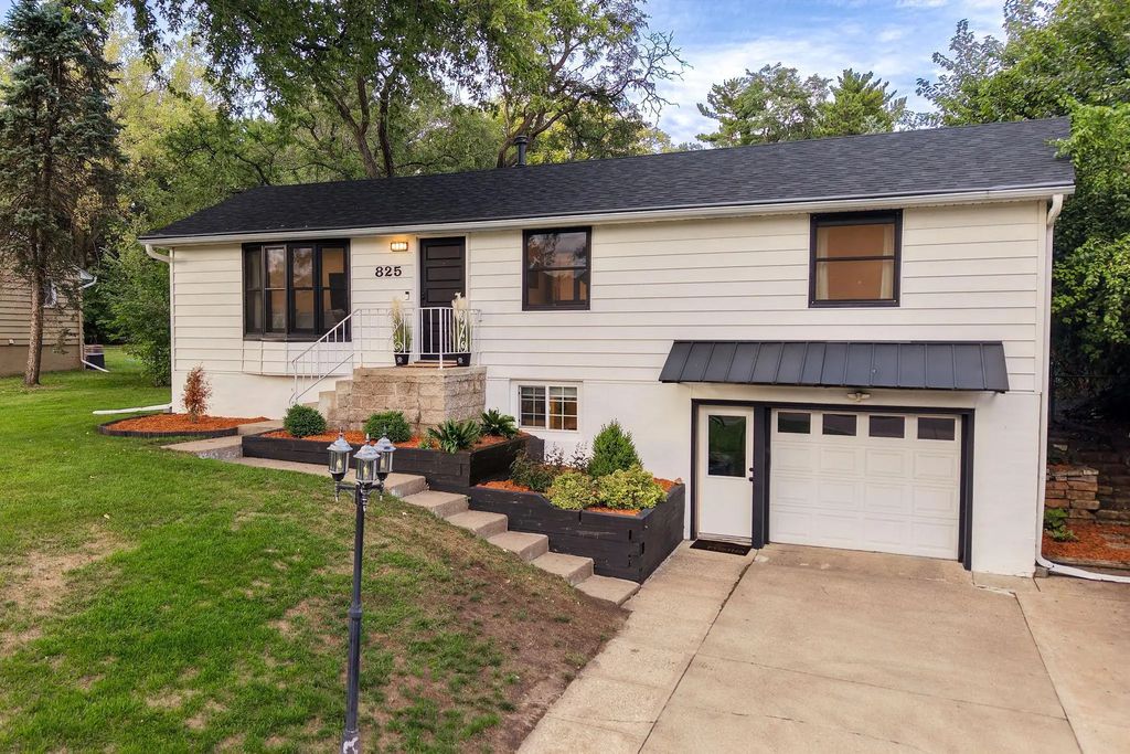 825 W River Road, Champlin